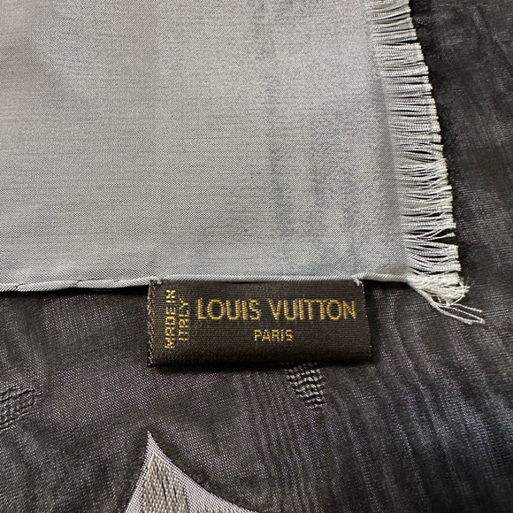 Louis Vuitton silk scarf in black and silver monogram print - Picture 5 of 6